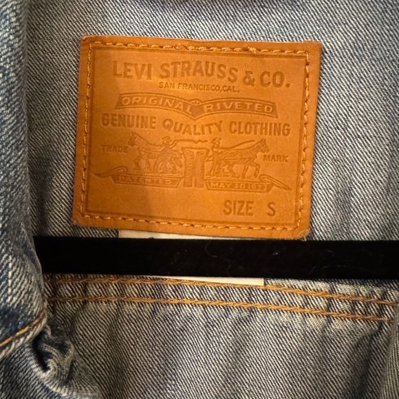 Levi's Classic Blue Denim Jacket - Picture 7 of 8